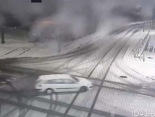 Zatrzymał się, ruszył i już nie odzyskał panowania nad autem. 23-latek był pijany