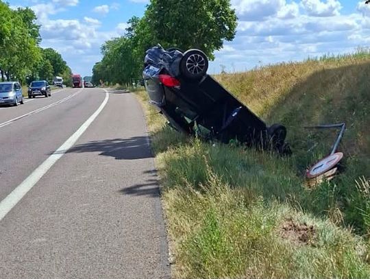 Zatrzymała się przed policjantem, chwilę później Peugeot dachował w rowie