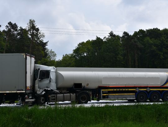 Zatrzymała się, żeby skręcić, za nią stanęła ciężarówka, ale kolejna już nie. Doszło do groźnego karambolu