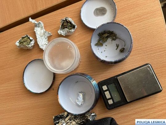 Zatrzymana do kontroli kobieta upierała się, że papiery do auta ma w domu. Policjanci pojechali i znaleźli narkotyki