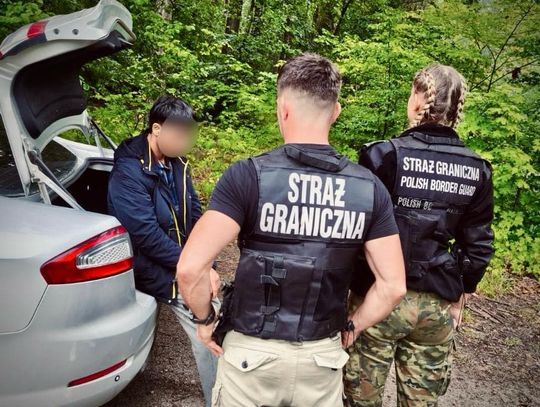 Zatrzymani kurierzy wiozący nielegalnych imigrantów. Dwóm Afgańczykom udało się uciec