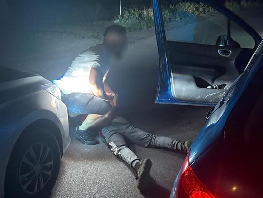 Zatrzymani sprawcy pobicia 17-latka. W samochodzie emblematy kibicowskie, pistolet i maczety