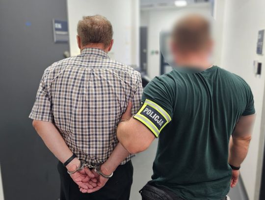 Zatrzymany 62-latek, który wypisywał na sądzie hasła pod adresem premiera i ministra sprawiedliwości