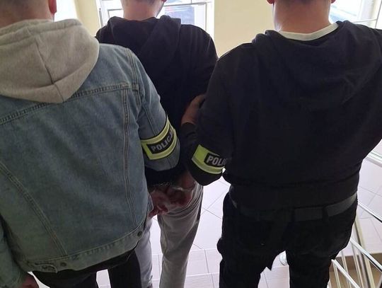 Zauważył mundurowych i spanikował. 16-latek odrzucił reklamówkę z mefedronem i próbował uciec