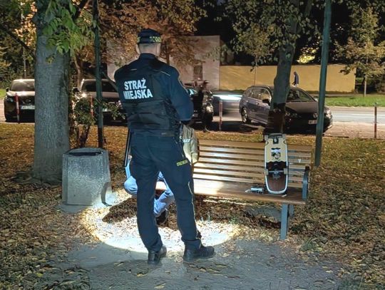 Zauważyli, jak wciąga biały proszek na ławce. 38-latek próbował na szybko pozbyć się narkotyków