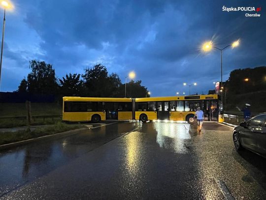 Zawodowy kierowca jechał autobusem pod prąd i próbował zawrócić. Tłumaczył, że się zagapił