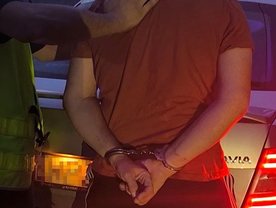 Zawodowy kierowca uciekał po pijaku policji. Zatrzymali go po pościgu i siłą wyciągnęli z auta