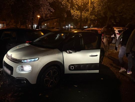 Zawodowy złodziej samochodów wpadł na gorącym uczynku. Podczas próby ucieczki uszkodził trzy auta