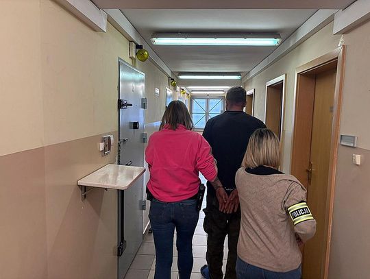 Zawrócił na widok drogówki. Po zatrzymaniu policjanci znaleźli przy nim kryształ. Potem zatrzymali jeszcze dwie osoby