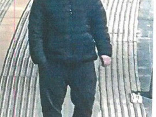 Zboczeniec grasował na stacji kolejowej. Policjanci opublikowali zdjęcie mężczyzny i proszą o pomoc