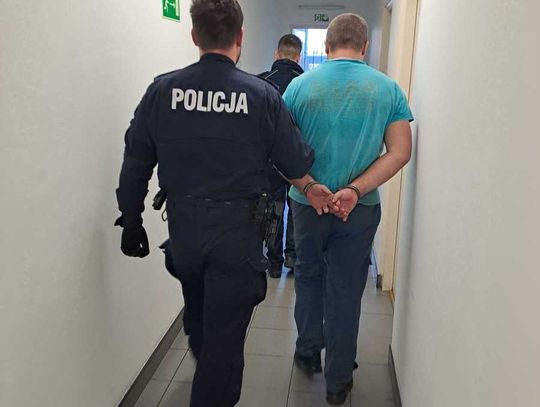 Zboczeniec zaczepiał dzieci pod szkołą i zaspokajał się w samochodzie. Został objęty dozorem policji