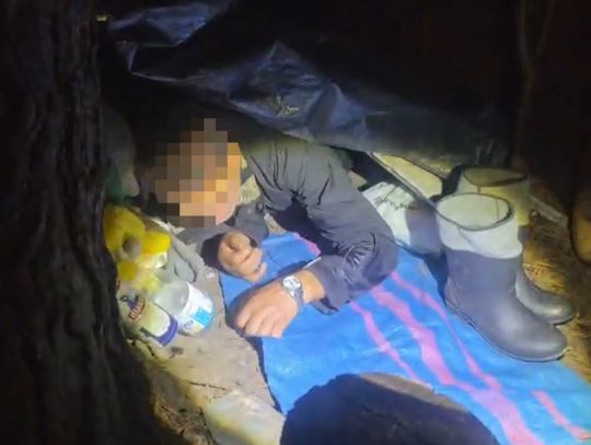 Zbudował szałas w lesie, by uniknąć więzienia. Policjanci wytropili ściganego listem gończym