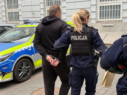 Zdenerwował się, że nie może wejść do autobusu, bo kierowca ma przerwę. Mężczyzna rozbił przednią szybę kamieniem Zdenerwował się, że nie może wejść do autobusu, bo kierowca ma przerwę. Mężczyzna rozbił przednią szybę kamieniem