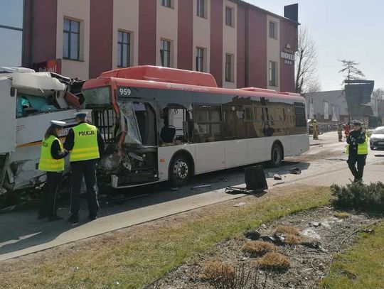 Zderzenie autobusu miejskiego z autokarem. W wypadku ranne zostały 23 osoby. ZDJĘCIA