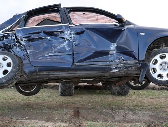 Zderzenie autobusu szkolnego z samochodem osobowym. Na miejscu lądowały dwa śmigłowce medyczne