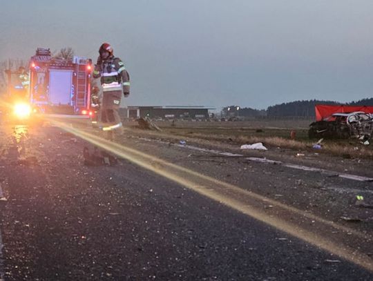 Zderzenie ciężarówki i dwóch osobówek na Opolszczyźnie. Zginęły trzy osoby, w tym dziecko