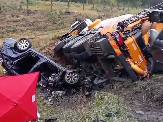 Zderzenie ciężarówki i trzech osobówek. Jeden z kierowców zginął na miejscu, pozostali są ranni