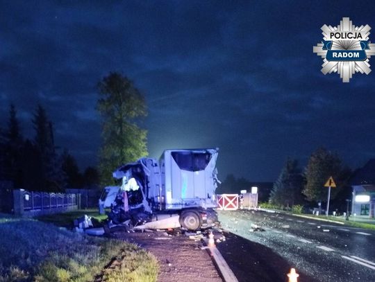 Zderzenie czołowe dwóch ciężarówek. Jeden z kierowców zginął, droga krajowa nr 9 jest zablokowana