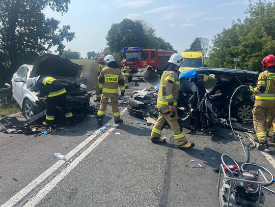 Zderzenie czołowe dwóch osobówek na krajowej 48. Trzy osoby są ranne, trasa jest zablokowana