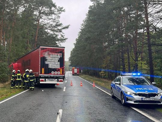 Zderzenie czołowe osobówki z ciężarowym dafem. Kierowca BMW zginął na miejscu [FOTO]