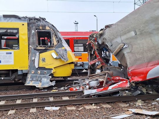 Zderzenie czołowe pociągu i szynobusu w Gdyni. Cztery osoby są ranne, trwa akcja ratunkowa