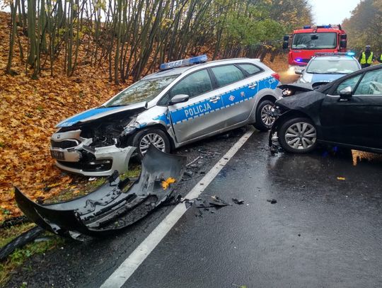 Zderzenie czołowe radiowozu i osobówki. Dwaj policjanci zostali ranni [ZDJĘCIA]