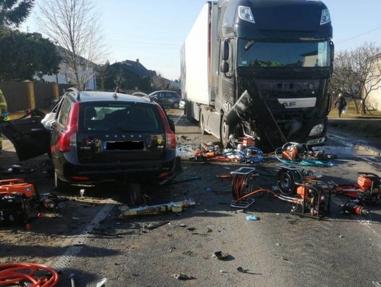 Zderzenie czołowe volvo z tirem. Zginęła kierująca i 2-letnie dziecko, 7-latek jest w stanie ciężkim