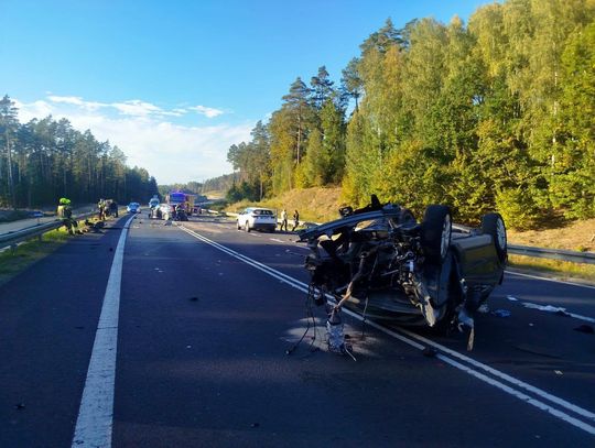Zderzenie czterech pojazdów na dk nr 16. Policjanci badają, czy kierowca Suzuki zasłabł