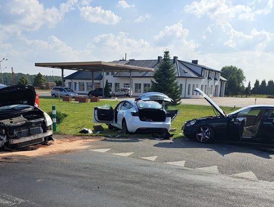 Zderzenie czterech samochodów osobowych na krajowej 63. Dwie kobiety zabrane do szpitala