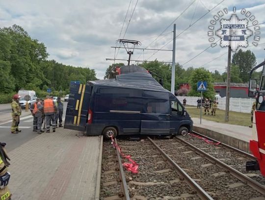 Zderzenie dostawczaka i tramwaju. Kierowca peugeota nie upewnił się, czy może przejechać przez tory