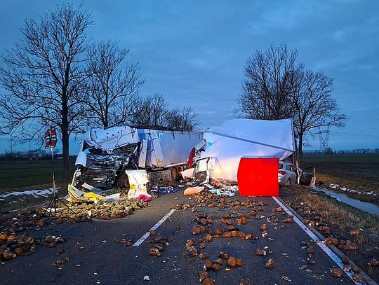 Zderzenie dwóch ciężarówek i osobówki na krajowej 22. Kierowcy ciężarówek zginęli na miejscu