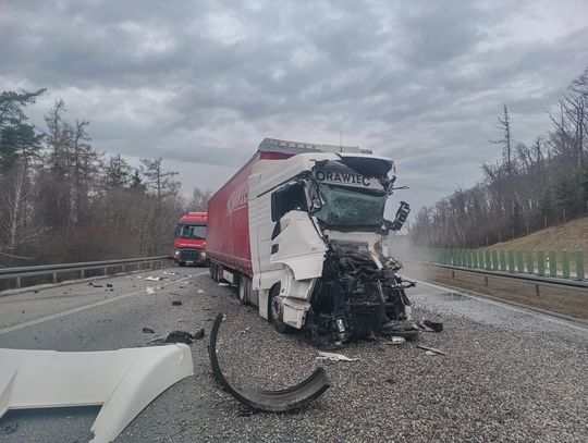 Zderzenie dwóch ciężarówek na autostradzie A4. Jeden z kierowców jest ciężko ranny [FOTO]