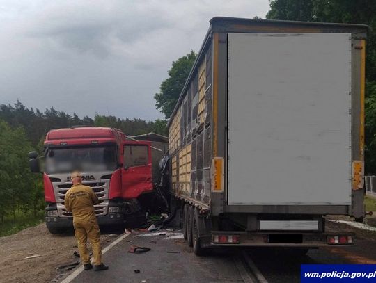 Zderzenie dwóch ciężarowych scanii, jeden z kierowców zginął na miejscu wypadku [FOTO]