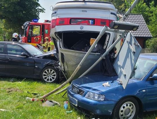 Zderzenie dwóch osobówek na drodze wojewódzkiej. Volkswagen dachował, uderzając w trzecie auto