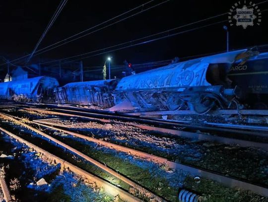 Zderzenie dwóch pociągów towarowych na Śląsku. Jeden z maszynistów trafił do szpitala