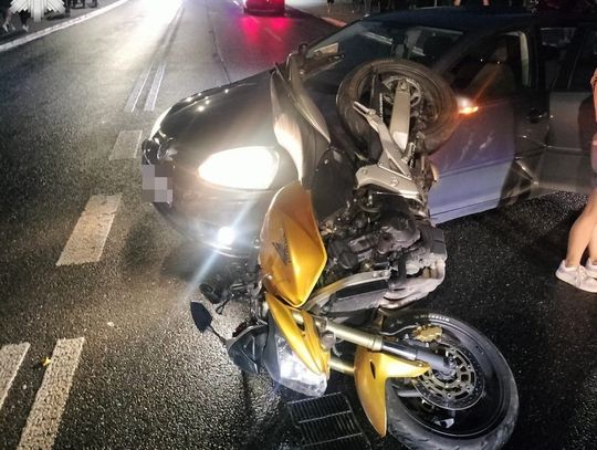 Zderzenie motocykla i osobówki na skrzyżowaniu. 20-letnia kierująca nie ustąpiła pierwszeństwa