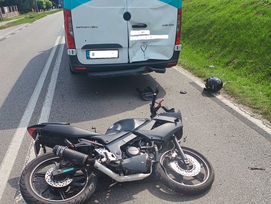Zderzenie motocykla z busem. Poszkodowany 16-latek trafił do szpitala