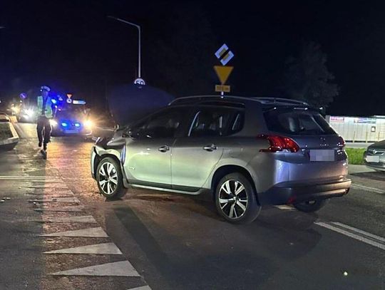 Zderzenie motocykla z samochodem osobowym. Kierujący hondą 20-latek został zabrany do szpitala