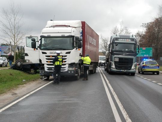 Zderzenie osobowego volkswagena i ciężarówki. Poszkodowany został 86-letni kierowca [FOTO]