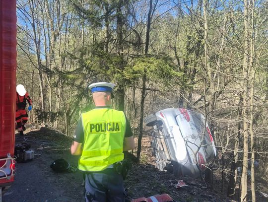 Zderzenie osobówki i ciężarówki. 22-letni kierowca zginął na miejscu, 20-latek jest ciężko ranny
