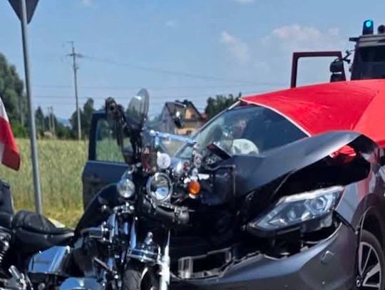 Zderzenie osobówki z motocyklem. Służbom nie udało się uratować życia 68-latka
