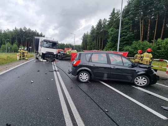 Zderzenie pięciu pojazdów na krajowej "75". Zginął 26-letni kierowca osobowego forda [FOTO]