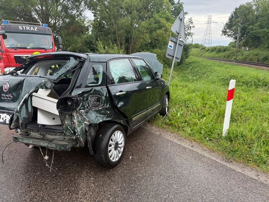 Zderzenie pociągu z osobówką na przejeździe kolejowym. Kierująca tłumaczyła, że się zamyśliła