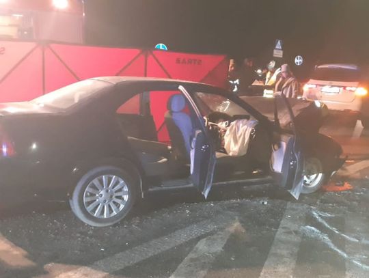 Zderzenie Rovera i Mercedesa przed sygnalizacją. W wypadku zginął 78-letni kierowca