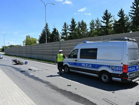 Zderzenie samochodu osobowego z motocyklem. Kierujący suzuki był w trakcie egzaminu na prawo jazdy