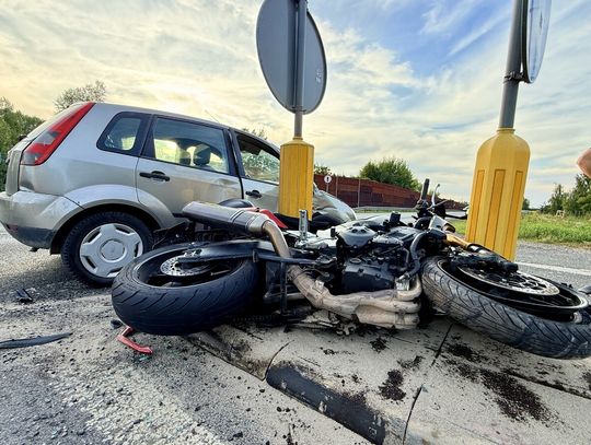 Zderzenie samochodu z motocyklem. 49-latek poniósł śmierć na miejscu