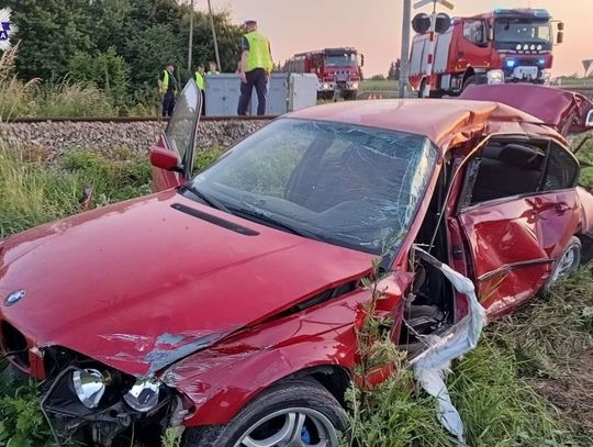 Zderzenie szynobusa z BMW. 23-letni kierowca w ciężkim stanie trafił do szpitala [FOTO]