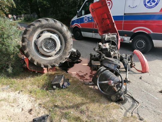 Zderzenie traktora z ciężarówką. Maszyna rolnicza rozpadła się na części