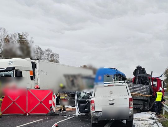 Zderzenie trzech ciężarówek i osobówki na drodze S6. Jedna osoba zginęła, dwie zostały ranne [FOTO]