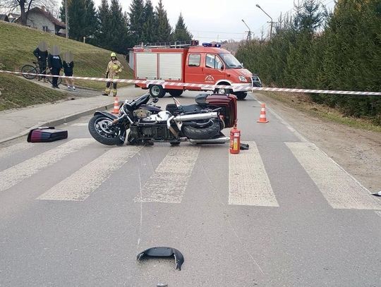 Zderzenie trzech motocykli i osobówki. Jeden z motocyklistów utknął pod samochodem